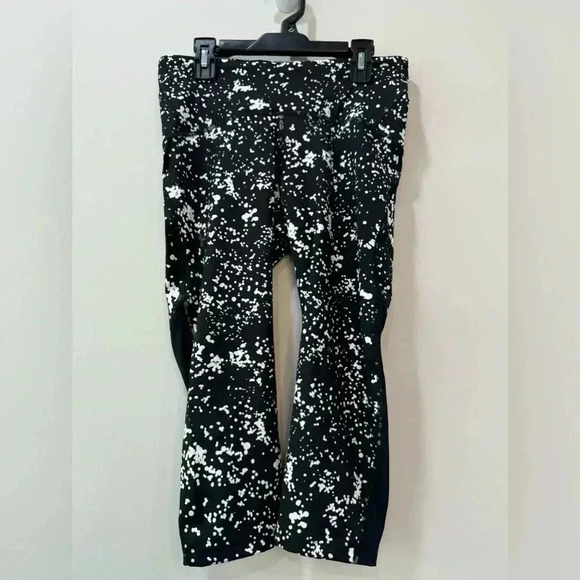 UnderArmour Black and White Print Compression Capri Leggings - Size M & XS - Picture 1 of 12